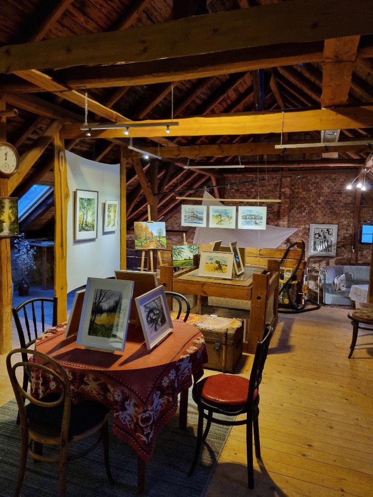 Kunstausstellung unter dem historischen Dachstuhl der Kulturscheune